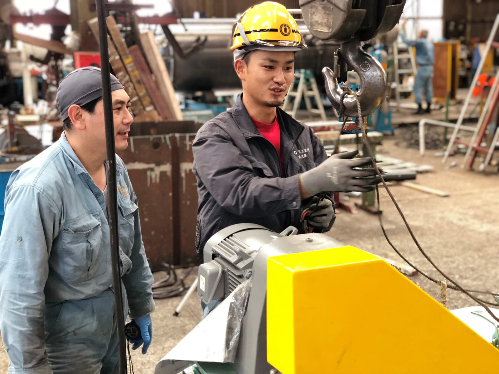 工場で作業する社員
