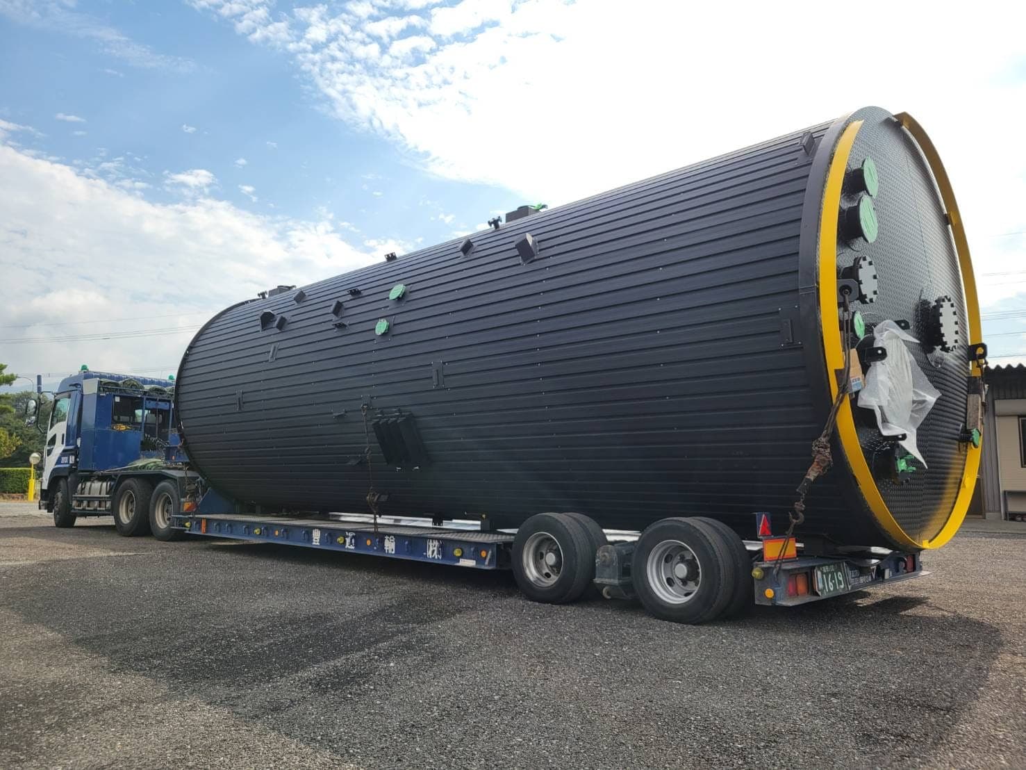 トレーラーで出荷するアスファルトタンク